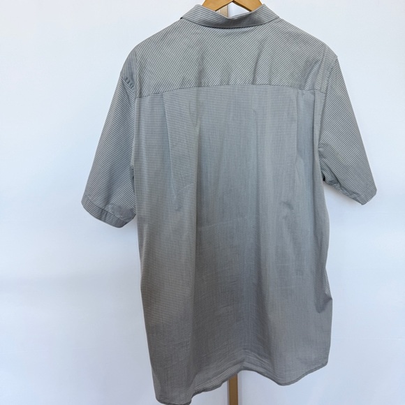 Travis Mathew Men's XL Gray Striped Short Sleeve Button-Up Shirt Cotton Golf - Picture 8 of 11